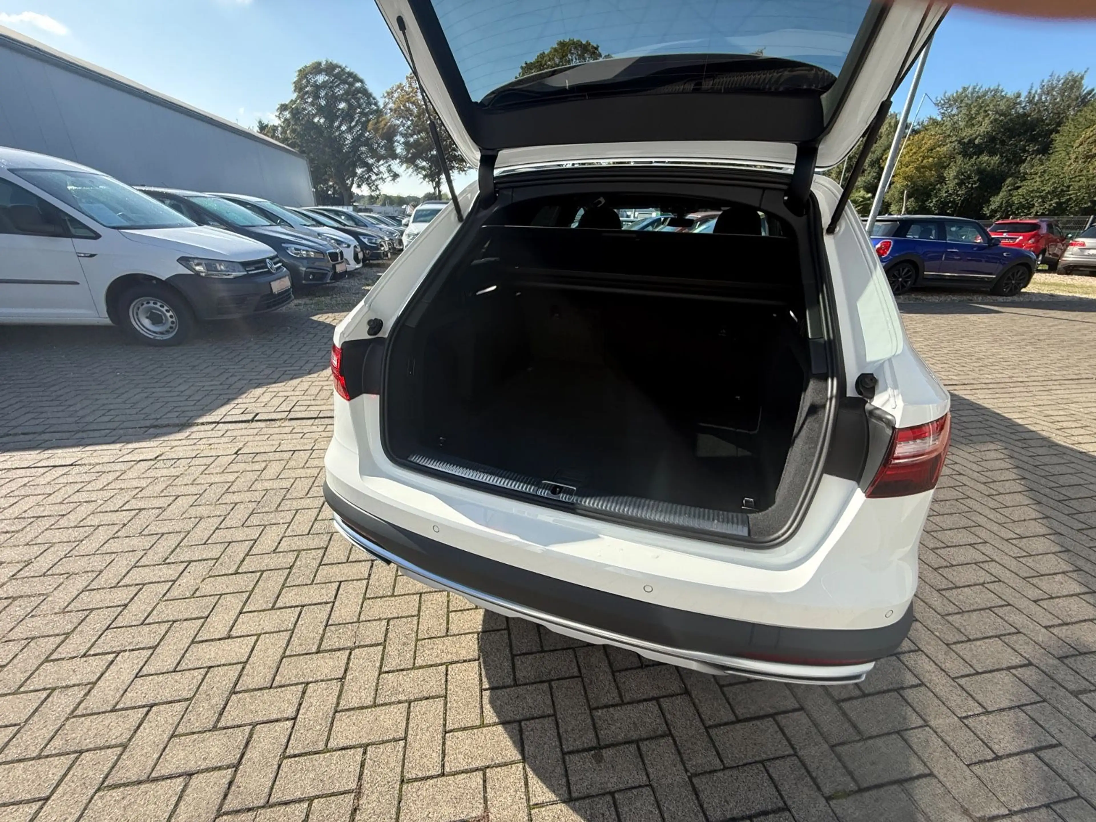 Audi A4 allroad quattro 40 TDI*MMI*ACC*AHK*SHZ*PDC — photo 7