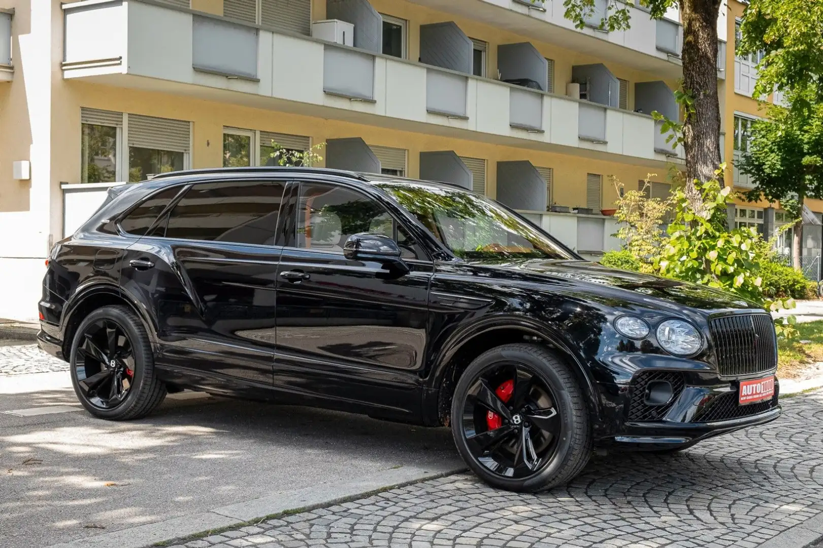 Bentley Bentayga 4.0 V8 LONG AZURE First Edition Black Zwart - 2