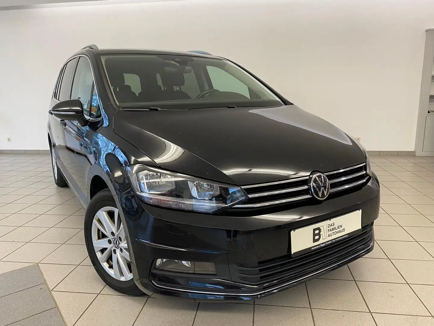 Volkswagen Touran Highline 1.5 TSI DSG,7-SITZER ACC SHZ APP Zwart - 2