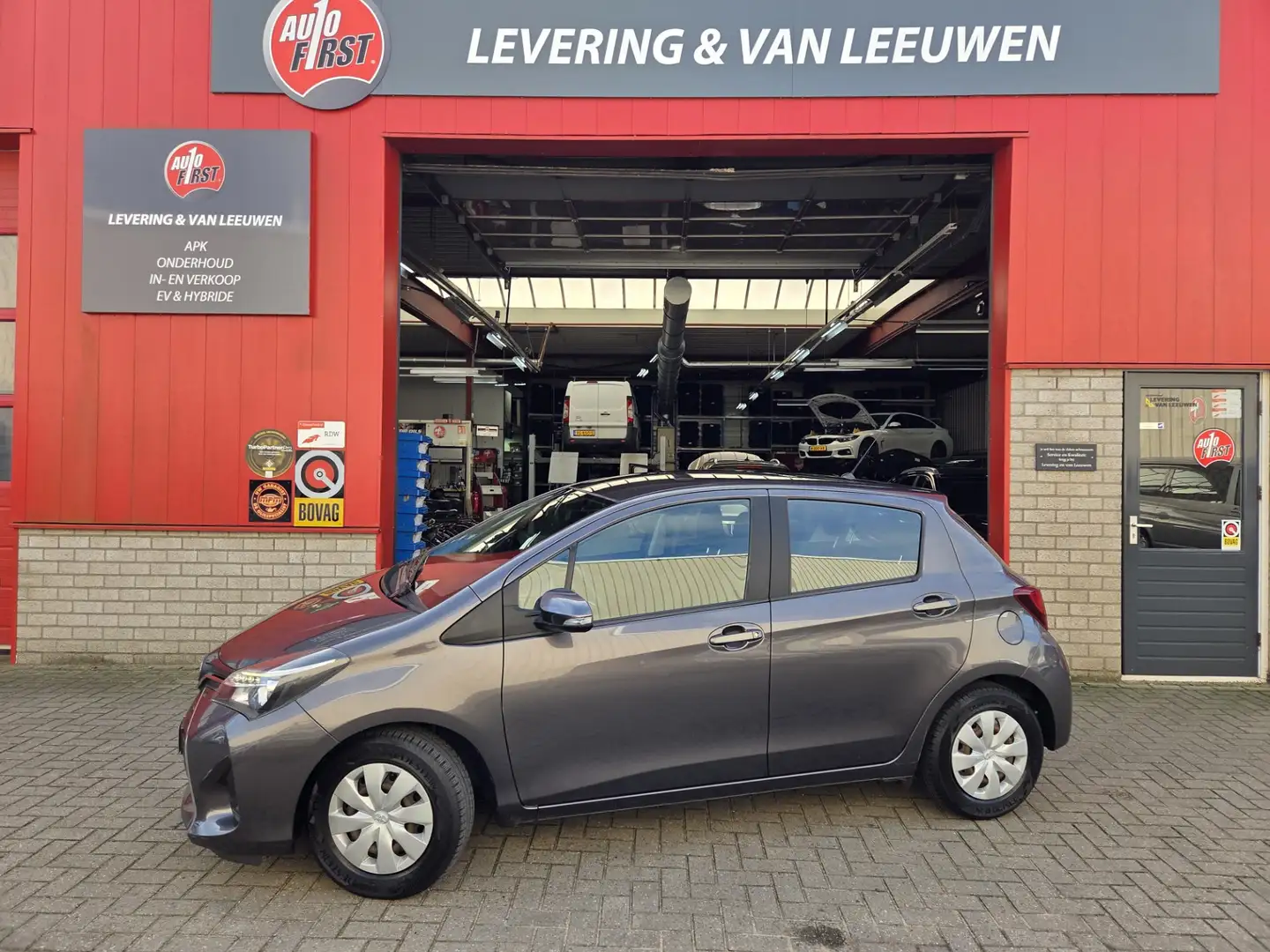 Toyota Yaris 1.0 VVT-i Aspiration Navigatie/ Camera/ Airco/ Rij Gris - 1
