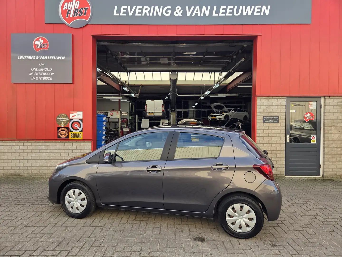 Toyota Yaris 1.0 VVT-i Aspiration Navigatie/ Camera/ Airco/ Rij Gris - 2
