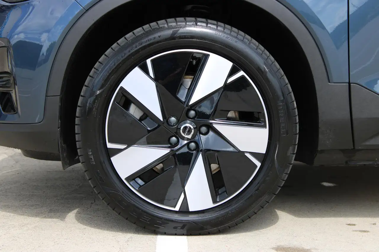 Volvo EX40 2026