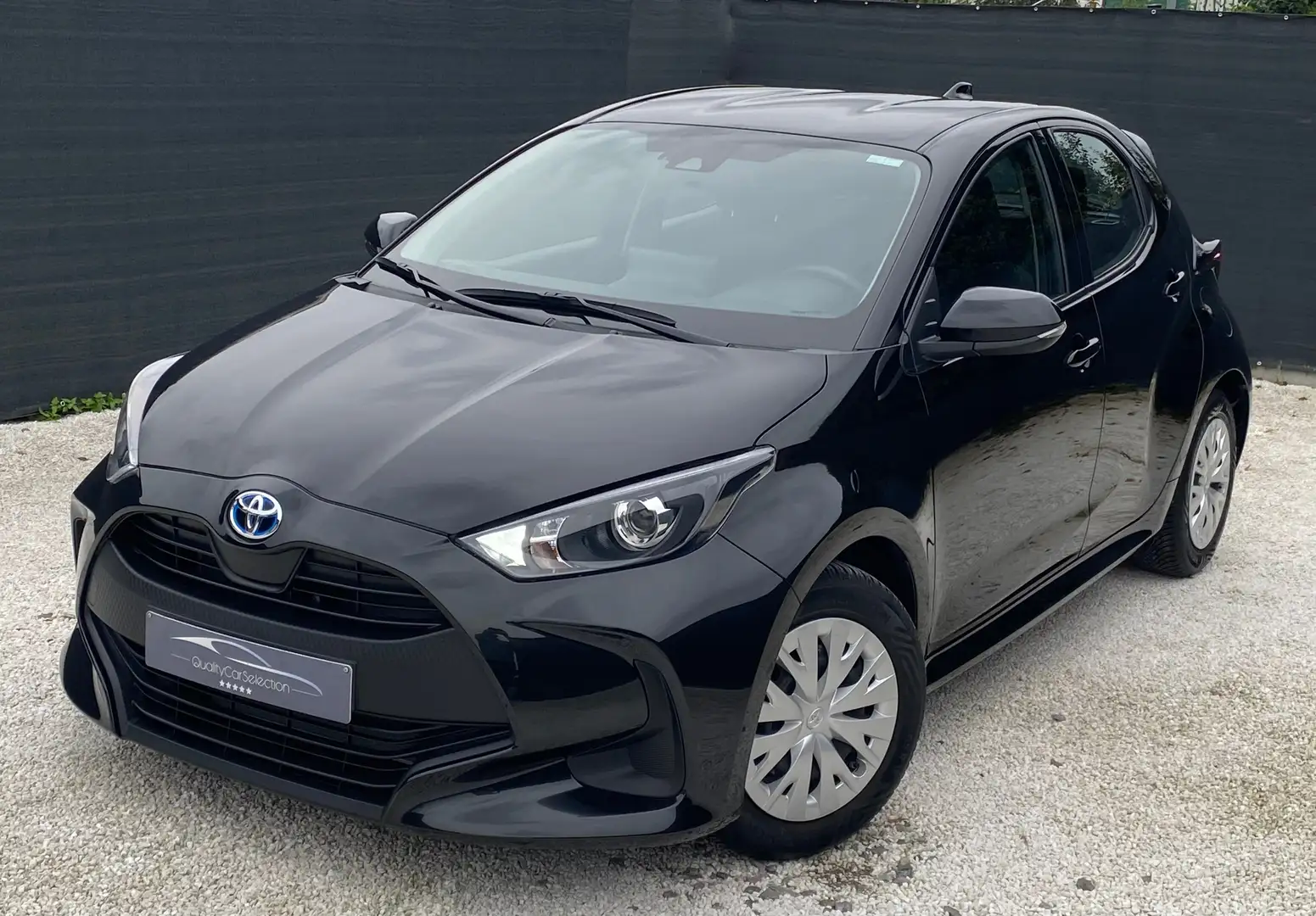 Toyota Yaris 1.5i "Hybride-BTE AUTO-CAMERA-APPLE CAR PLAY" Noir - 2