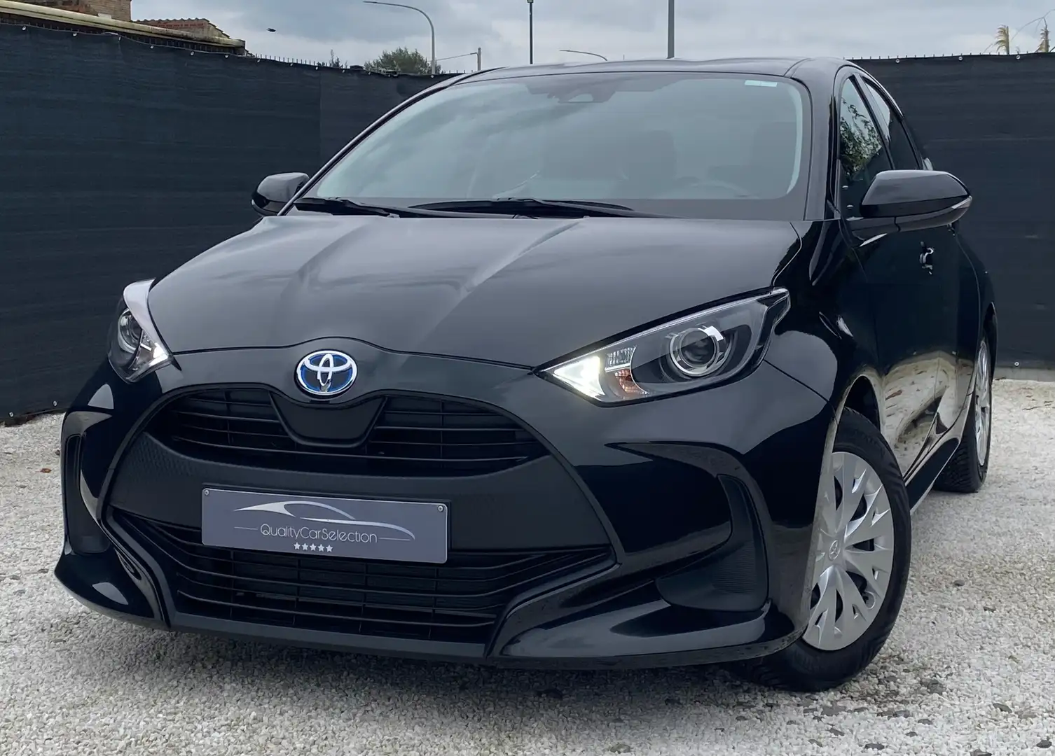 Toyota Yaris 1.5i "Hybride-BTE AUTO-CAMERA-APPLE CAR PLAY" Noir - 1