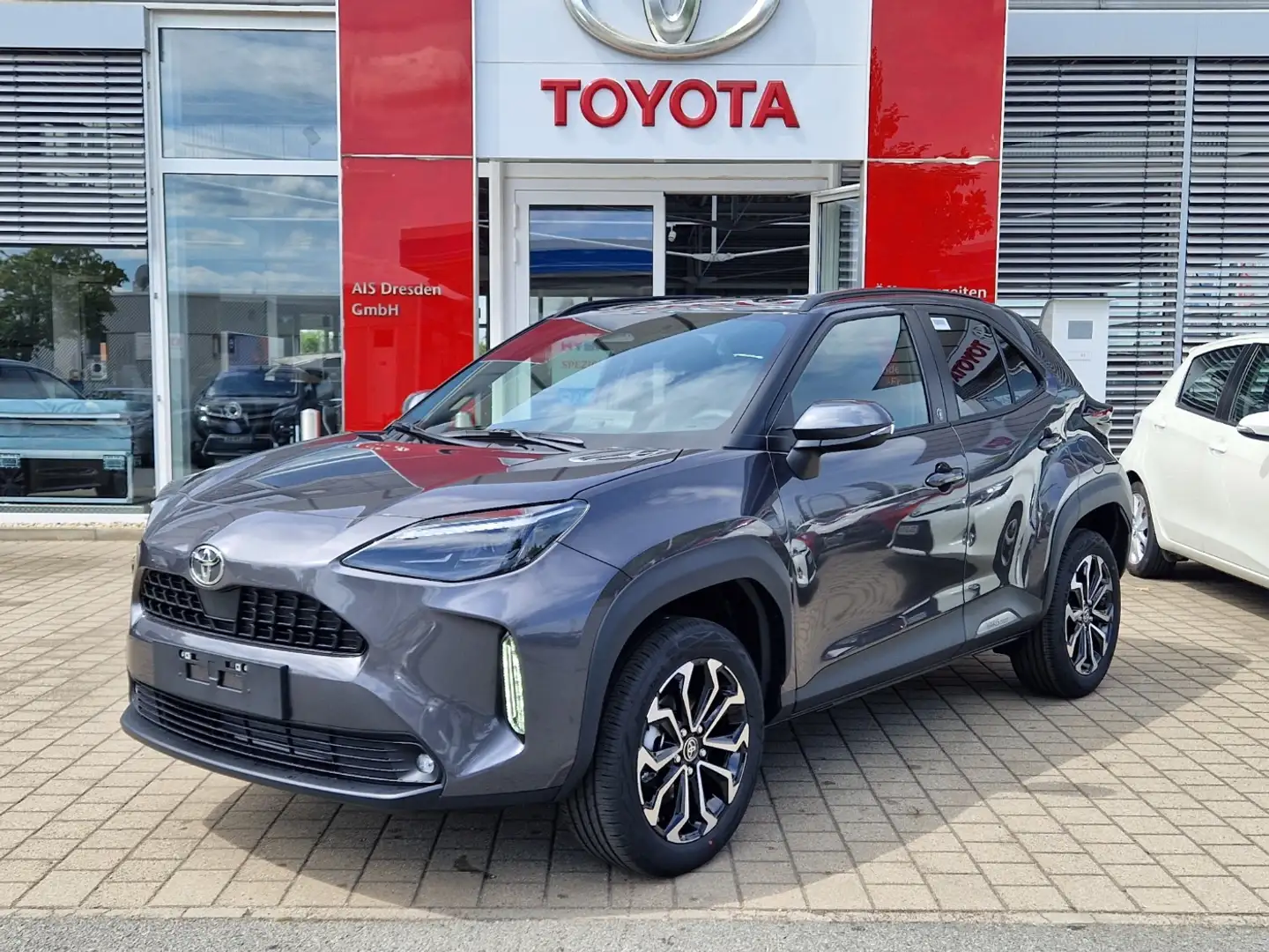 Toyota Yaris Cross 1,5 VVT-iE Hybrid Teamplayer Grau - 2