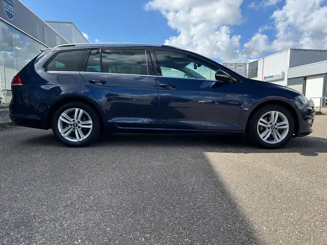 Volkswagen Golf view 4