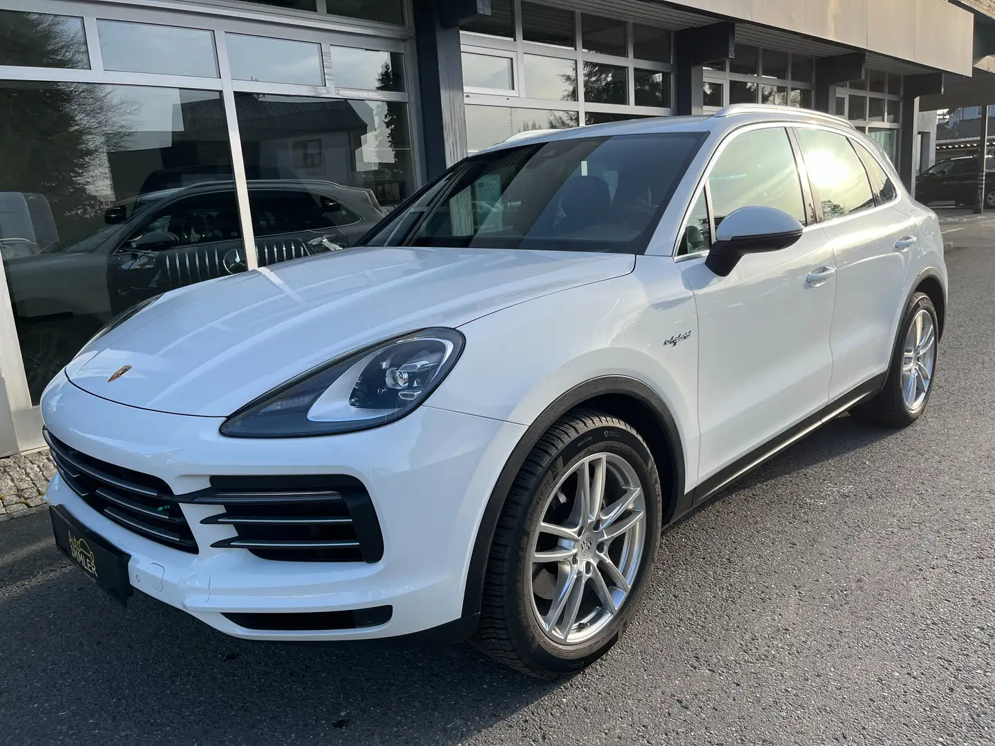 Porsche Cayenne E-Hybrid*EL.AHK*LED*KOM.SITZE*20"ALU*LUFTFEDER* Weiß - 1