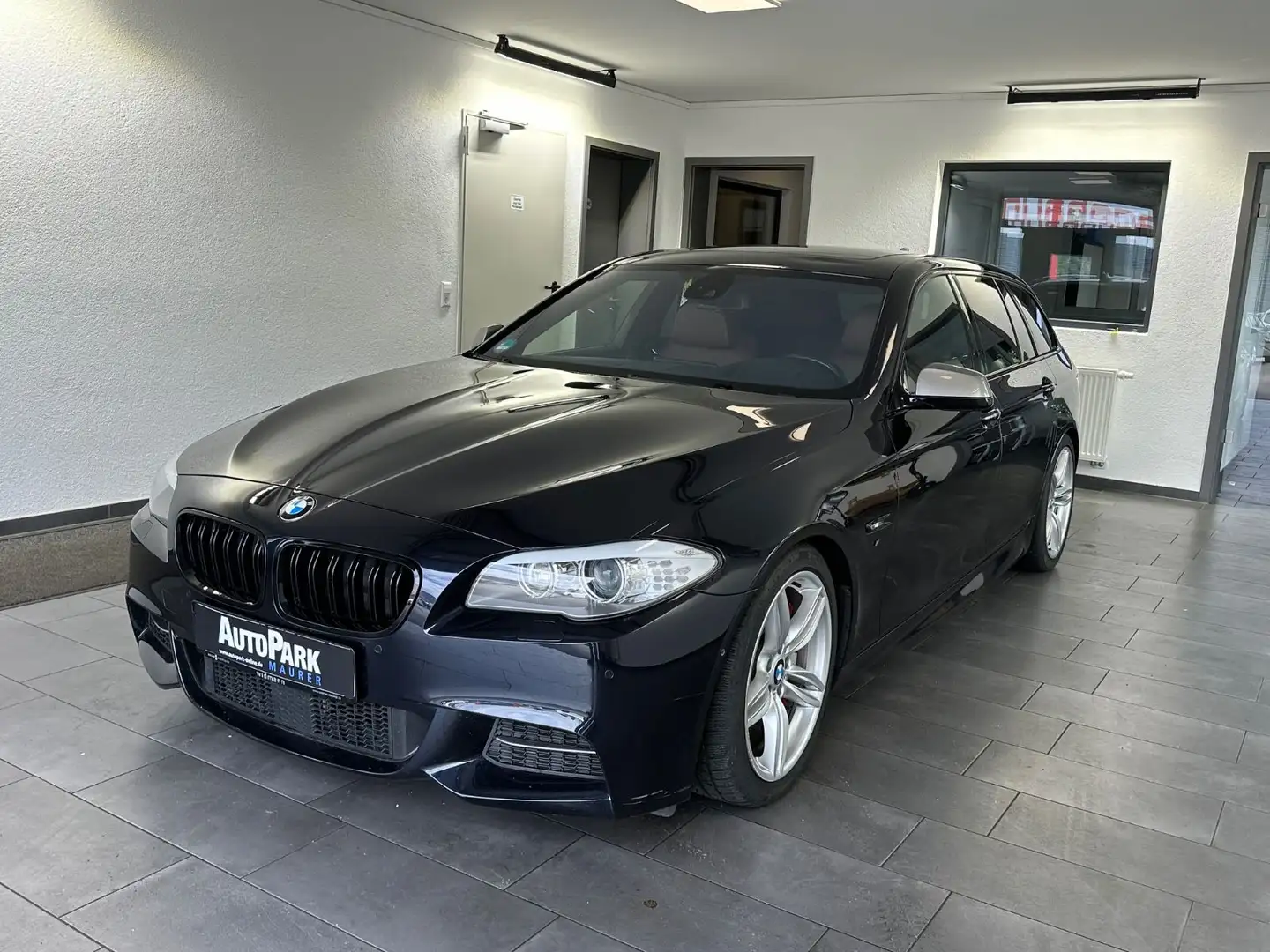 BMW 550 Touring M550 d xDrive Pano*DAB*Sound*Spurassist Black - 2
