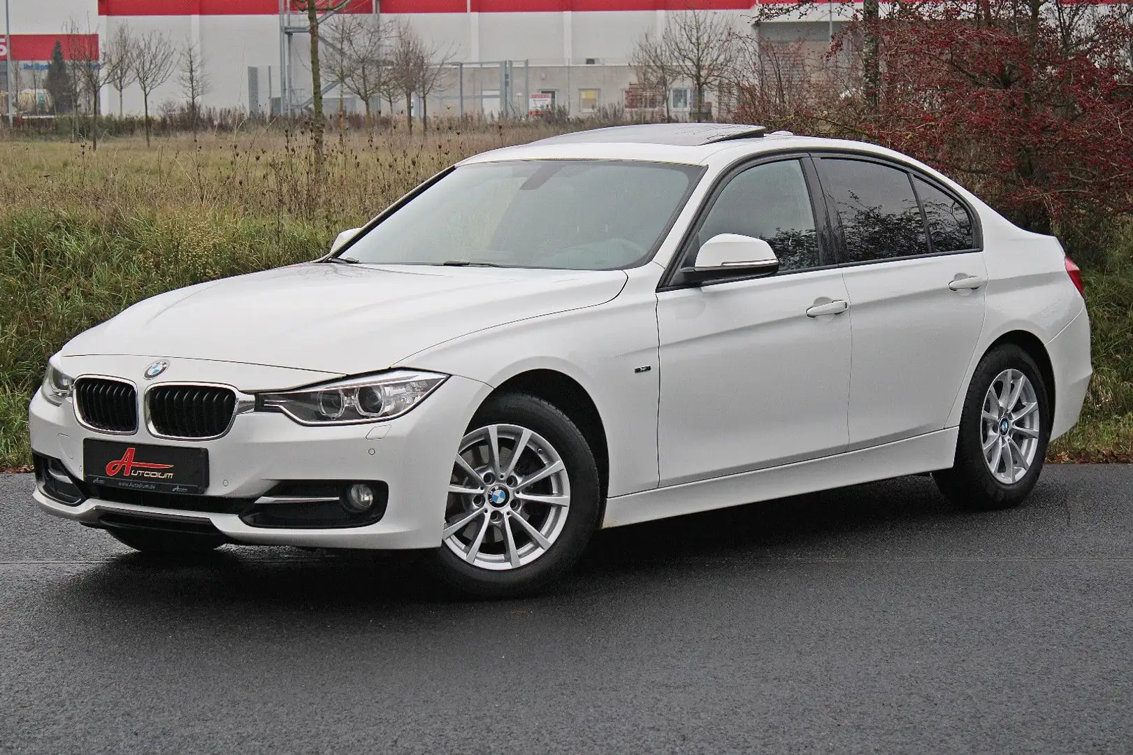BMW 318 d Aut. *SportLine/Leder/Glasdach/Navi/Xenon* Weiß - 1