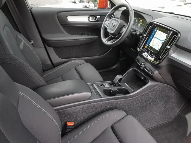 Volvo XC40 view 8