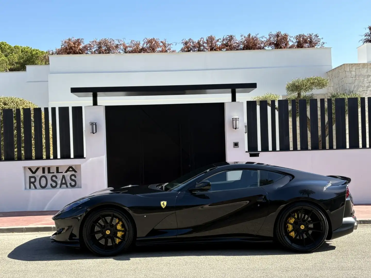 Ferrari 812 Superfast Grau - 1