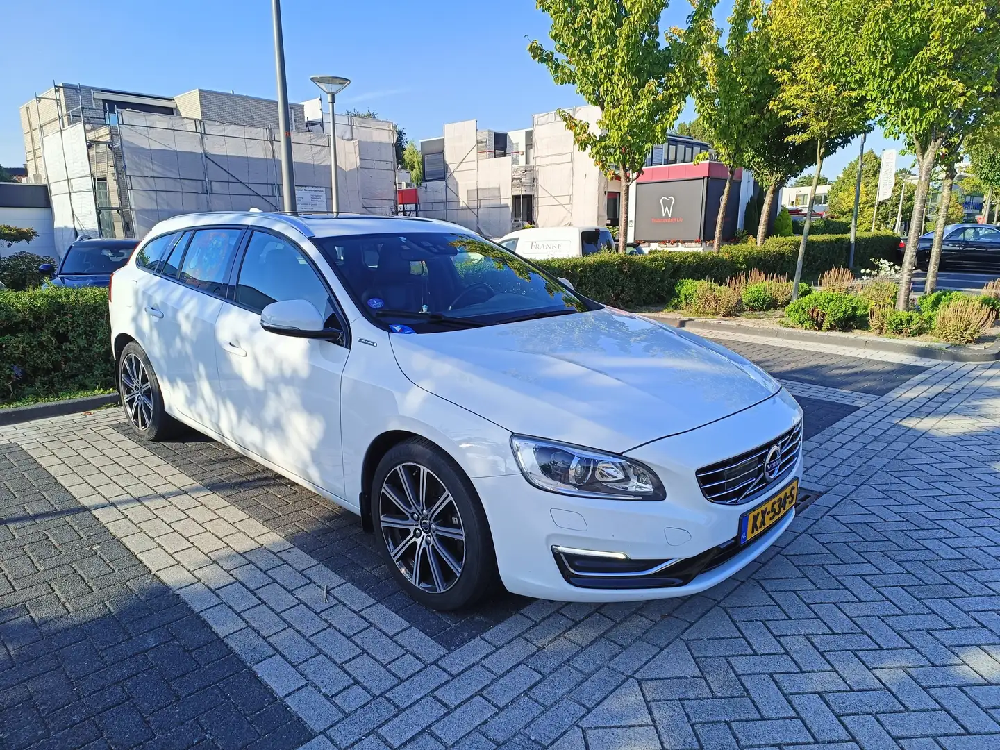 Volvo V60 2.4 D5 Tw.En. Summum | panoramadak| nieuw apk Wit - 1