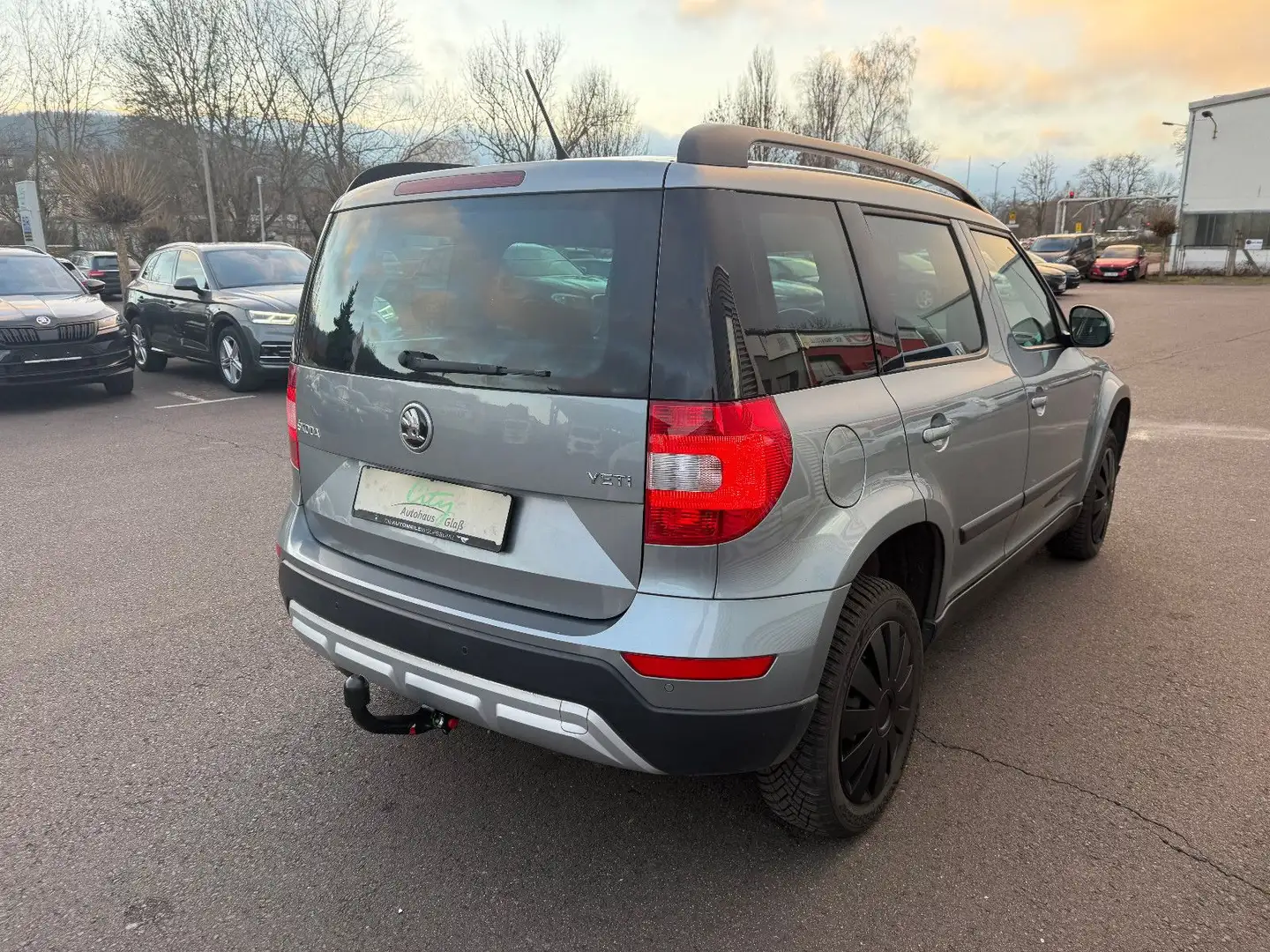 Skoda Yeti Cool Edition Outdoor+AHK+SHZ+Klima Grau - 2
