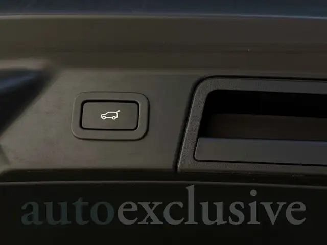Land Rover Range Rover Velar view 15