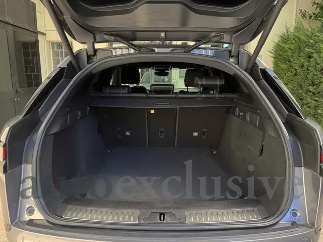 Land Rover Range Rover Velar view 14