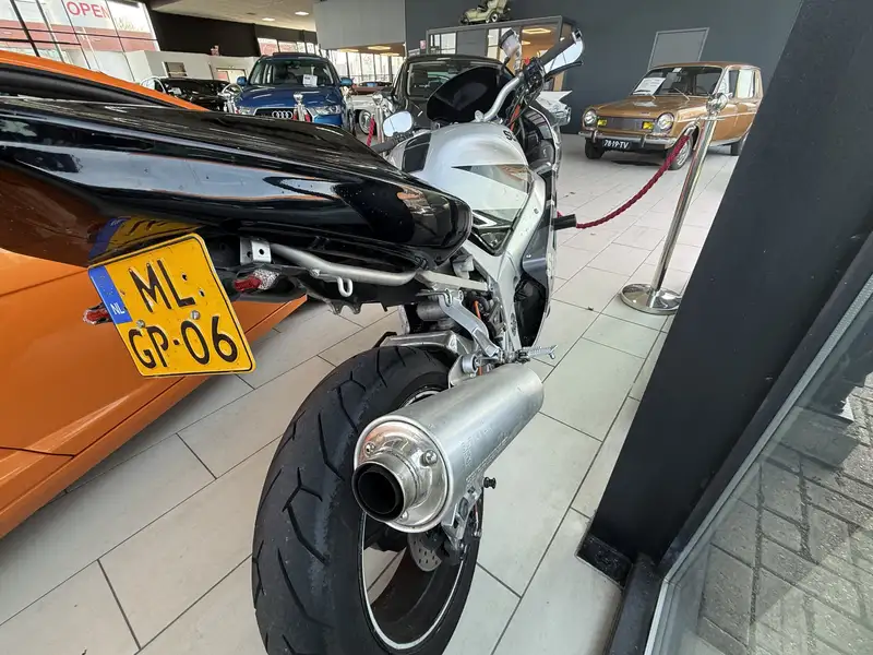 Suzuki GSX-R 750 - foto 6