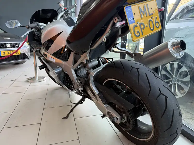 Suzuki GSX-R 750 - foto 5