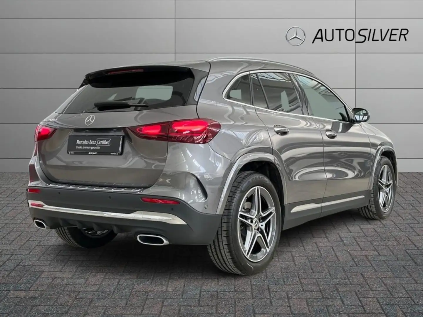 Mercedes-Benz GLA 200 d Automatic AMG Line Advanced Plus Grijs - 2