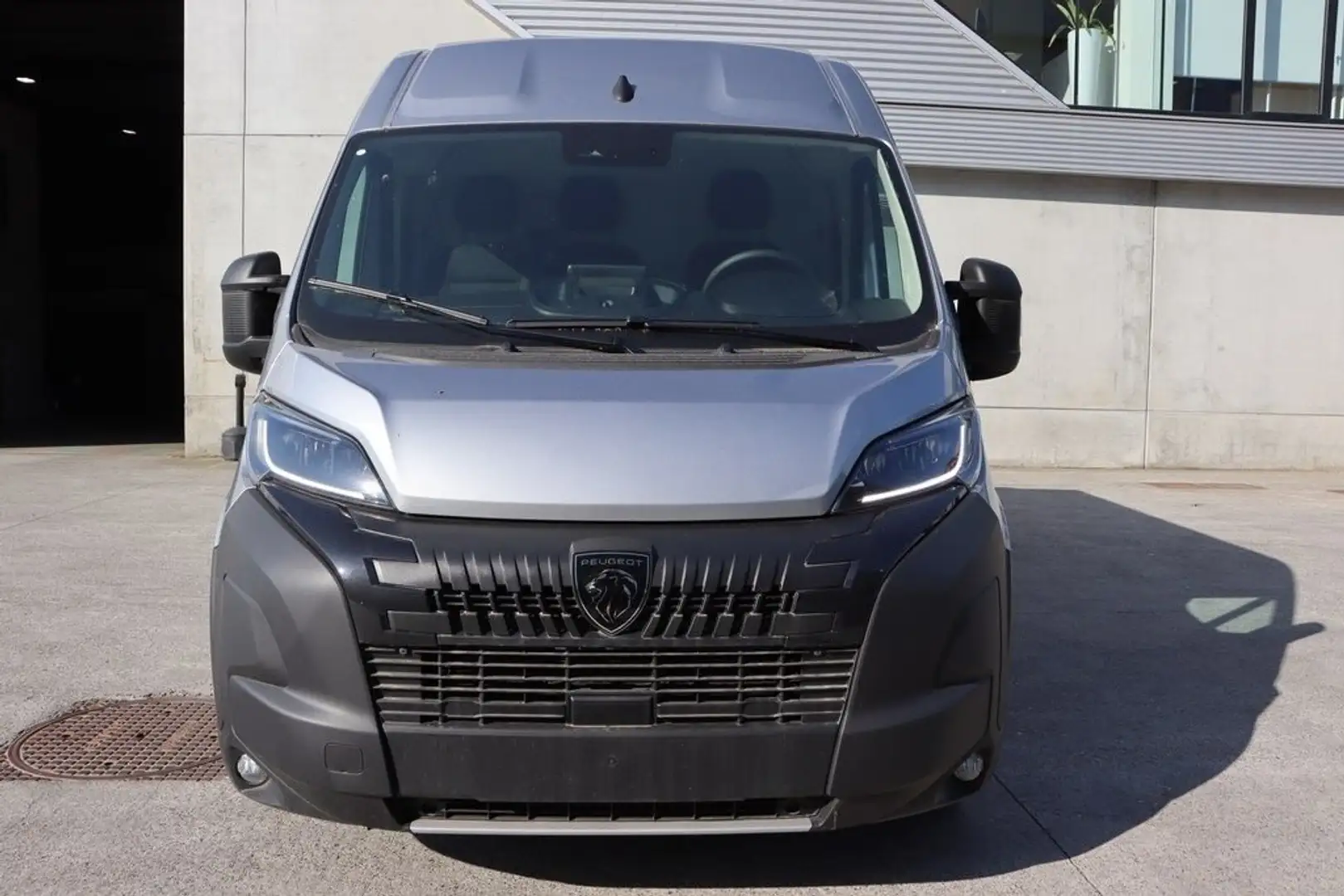 Peugeot Boxer 2.2 BlueHDi L3H2 3,5t AT*Techno*Cargo*Premium*AHK Grau - 2