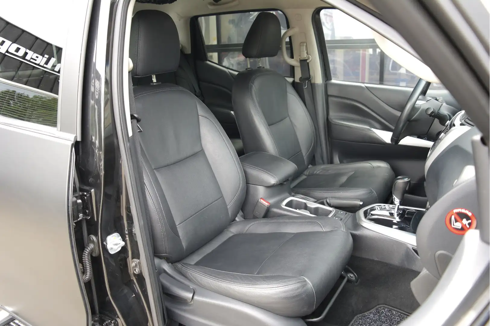 Nissan Navara 2.3 dCi Tekna Double Cab | Automaat | Grijs Kentek Negro - 2