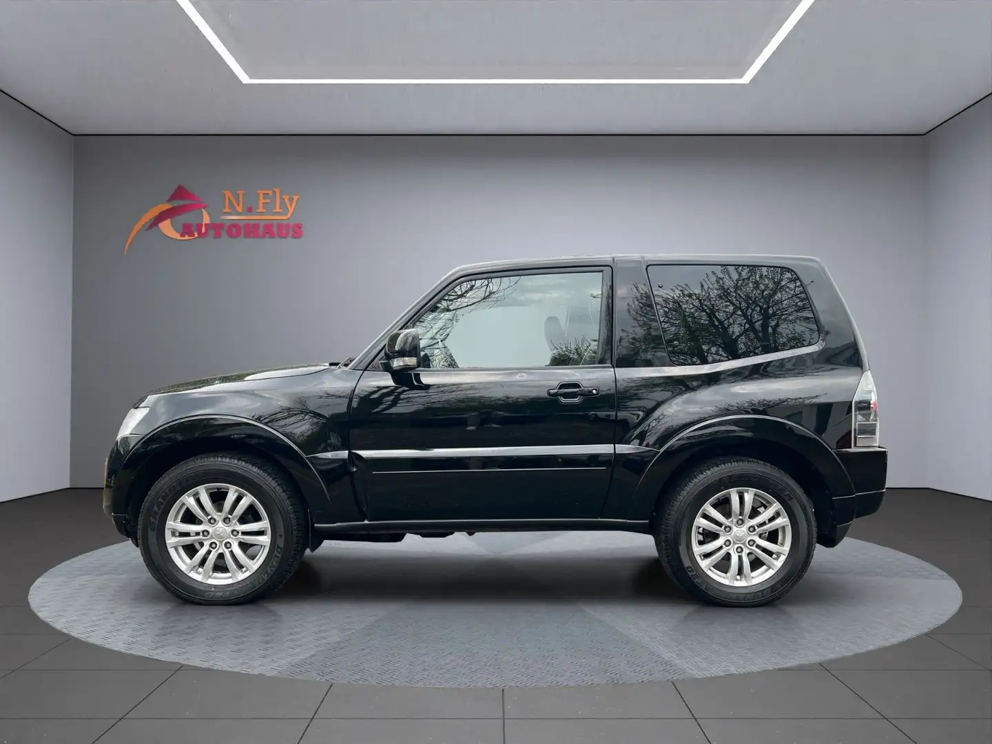 Mitsubishi Pajero 3.2 DI-D Intense 1.Hand*Autom*TÜV 03/2027 Schwarz - 2