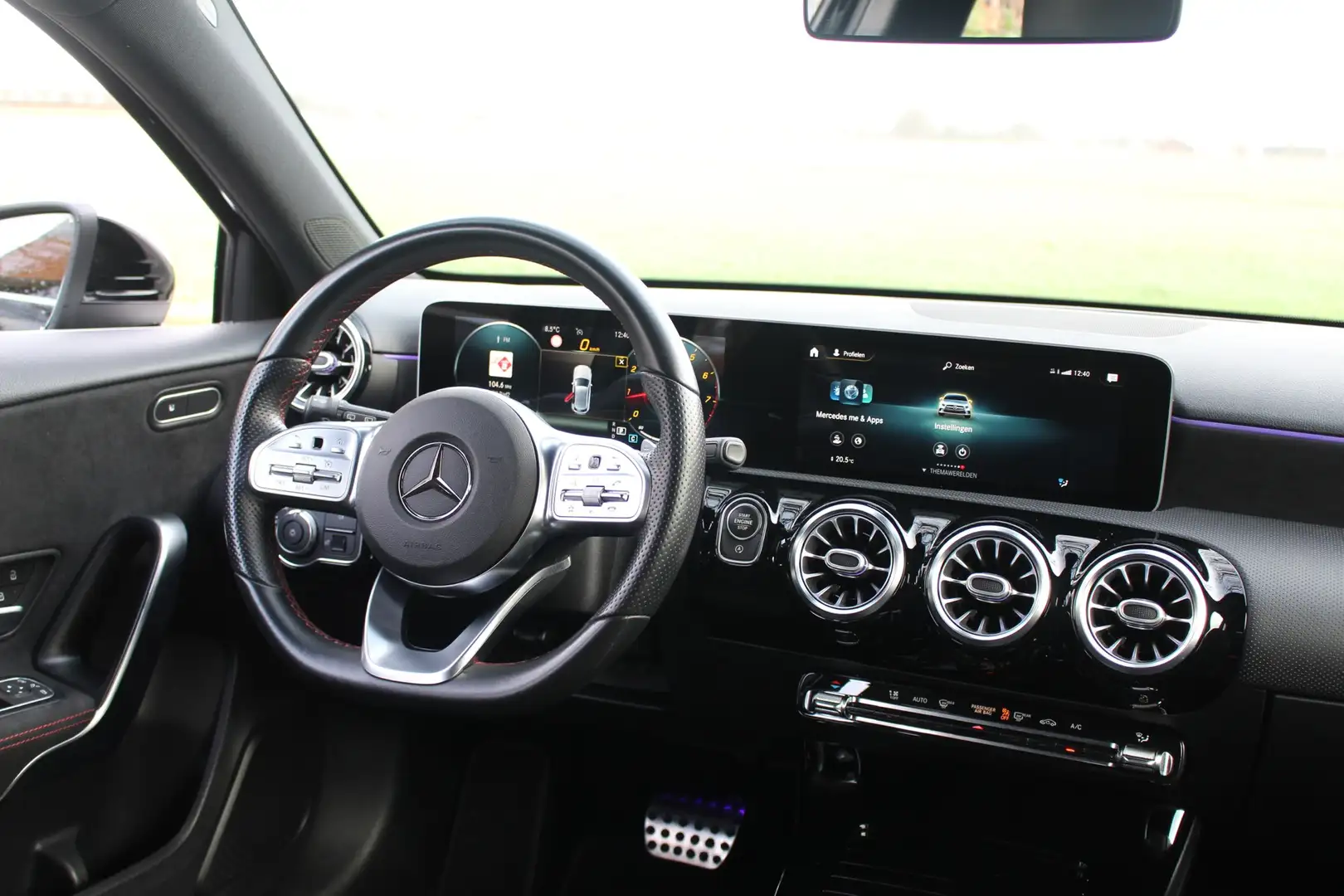 Mercedes-Benz A 180 AMG Premium Plus Zwart - 2