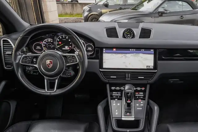 Porsche Cayenne view 11