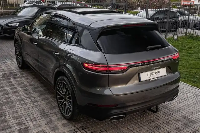 Porsche Cayenne view 8