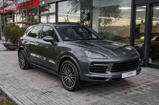 Porsche Cayenne view 3