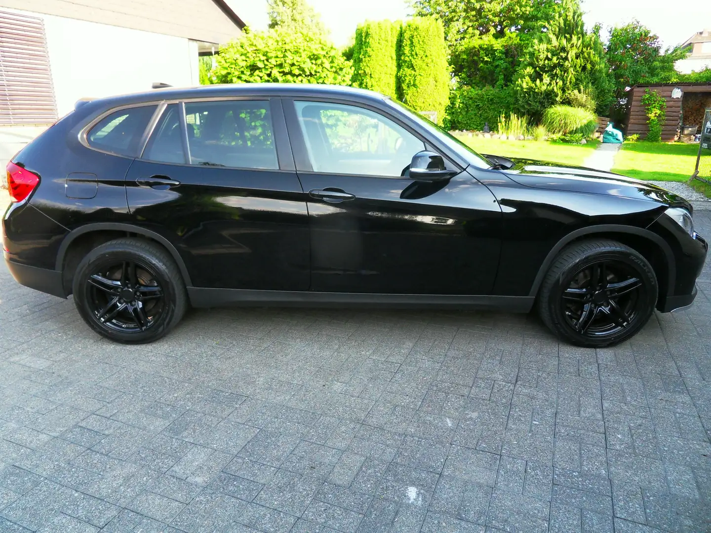 BMW X1 18 i sDrive 1. Hand - 71.000 KM Schwarz - 1