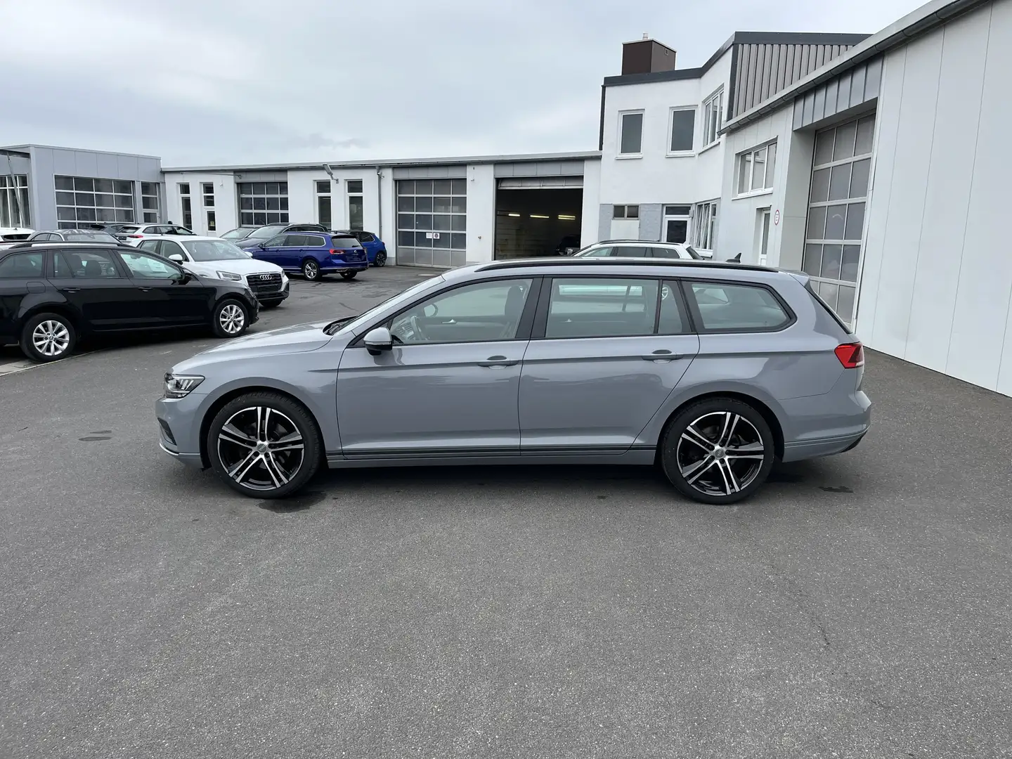 Volkswagen Passat Variant 2.0 TDI R-Line Optik 125€ m. 20% Anzahlung AHK N Grau - 2