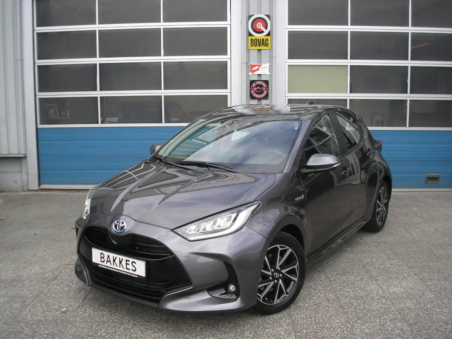 Toyota Yaris 1.5 Hybride Dynamic weinig km Gris - 2