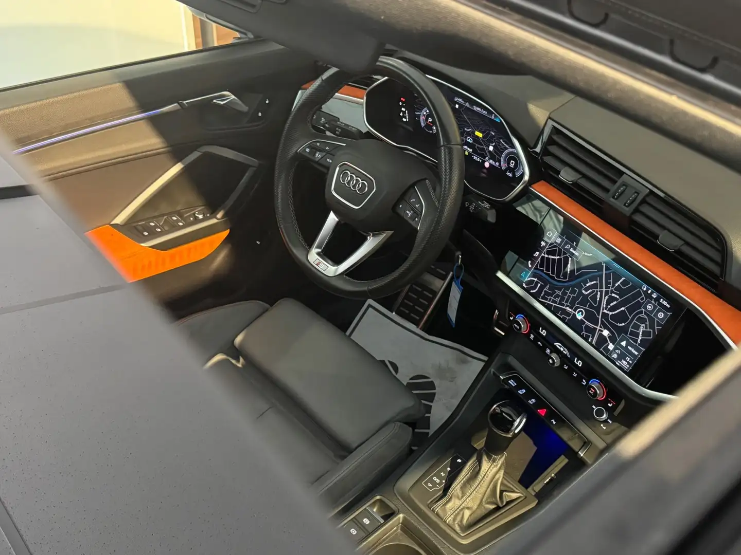 Audi Q3 Sportback 35 TFSI 3x SLINE |PANO|ACC|SFEERVERLICHT Grijs - 2