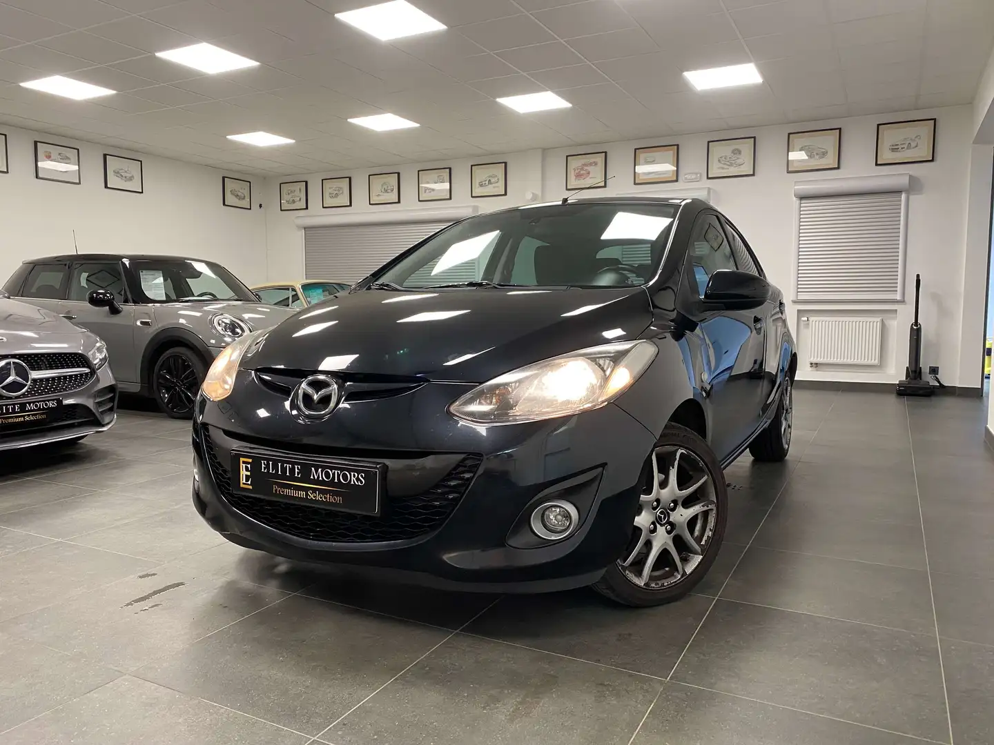 Mazda 2 2 1.3i Sport NavigatIon/ 1erMAIN/ ETAT NEUF / CLIM Noir - 1
