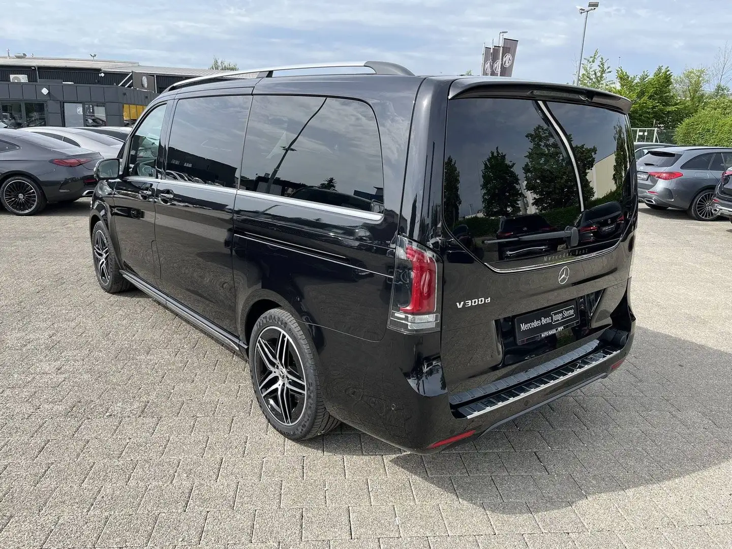 Mercedes-Benz V 300 d Exclusive lang AMG-Line Pano-Dach AHK Schwarz - 2