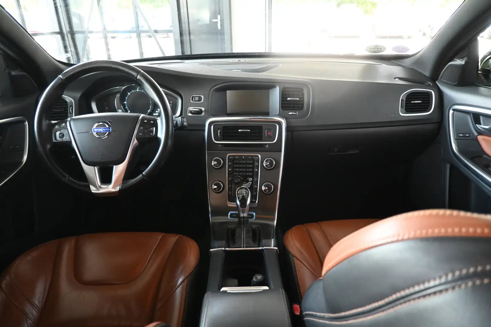 Volvo V60 2.4 D6 AWD Plug-In Hybrid Summum Airco Cruise cont Zwart - 2