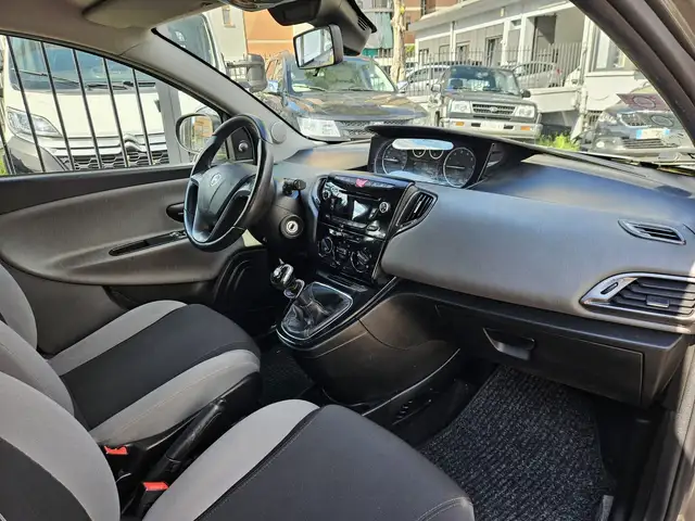Lancia Ypsilon view 9
