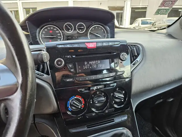 Lancia Ypsilon view 13