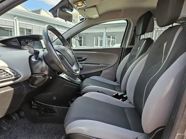 Lancia Ypsilon view 6