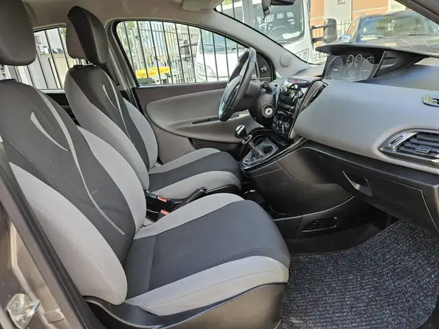 Lancia Ypsilon view 10