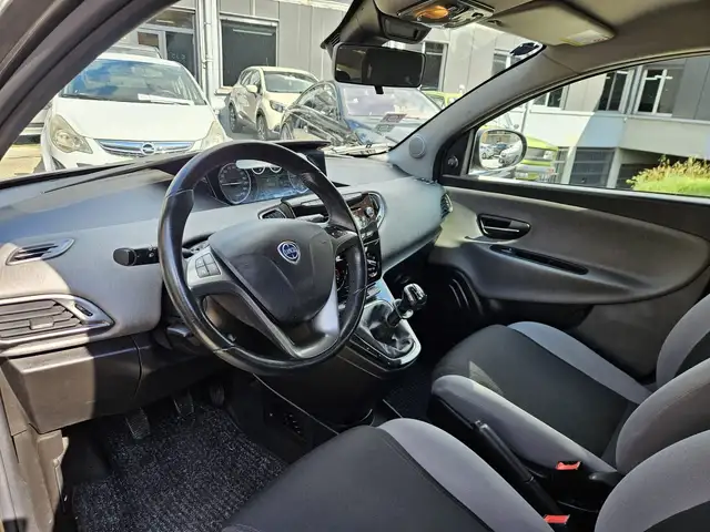 Lancia Ypsilon view 5
