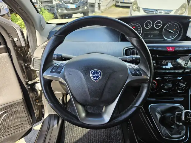 Lancia Ypsilon view 12