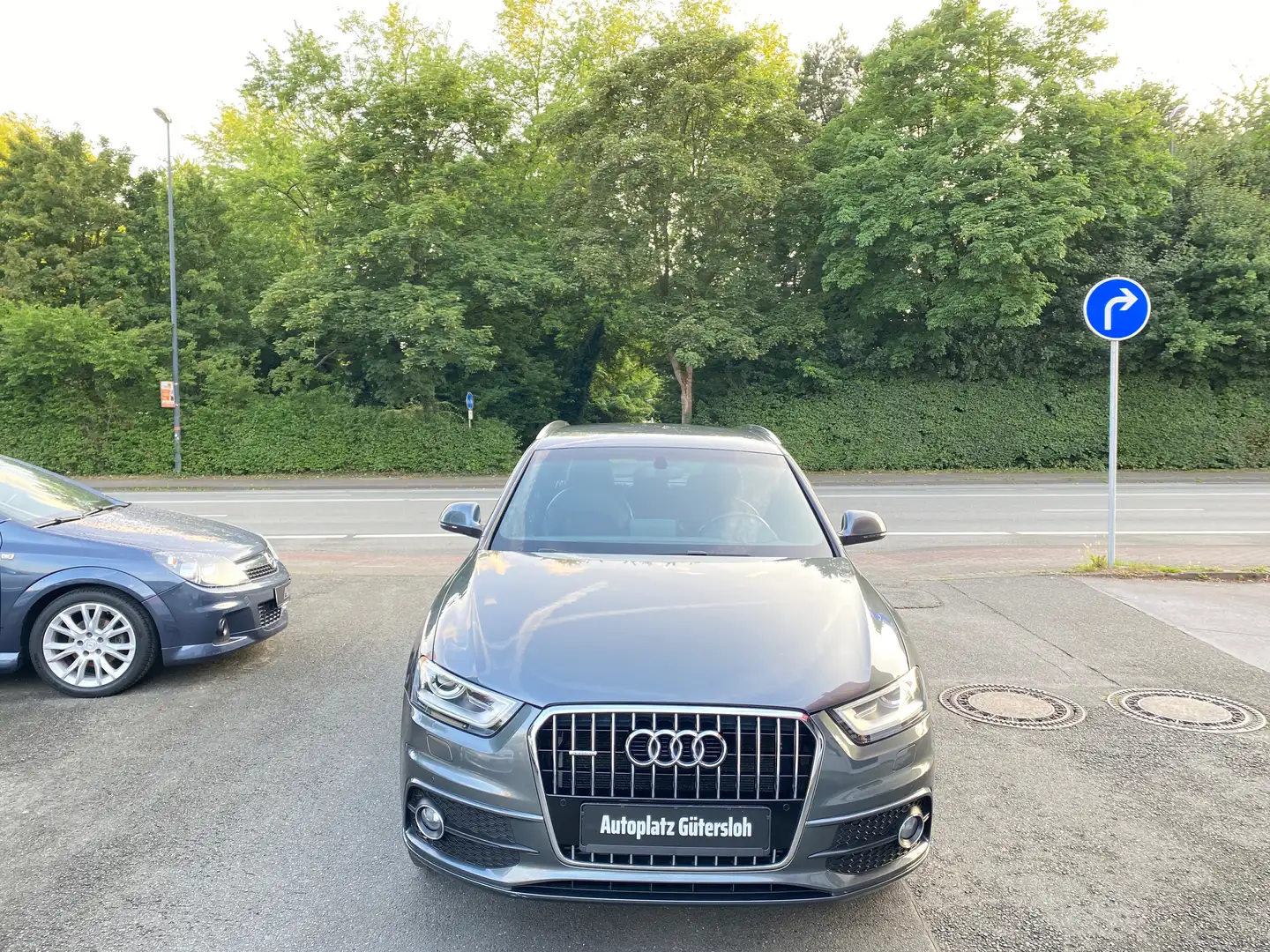 Audi Q3 2.0 TFSI quattro S-LINE 1.HAND AHK NAVI XENON PDC Grau - 2