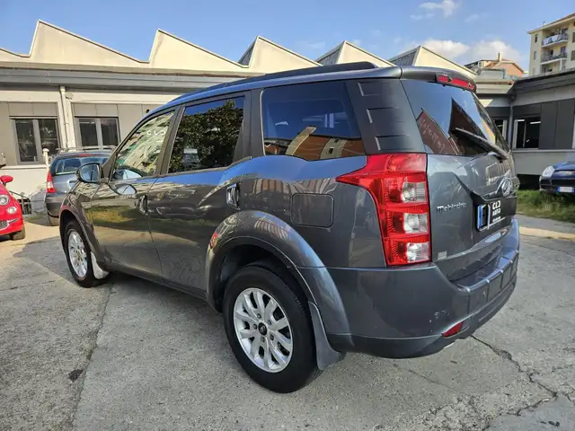 Mahindra XUV500 view 5