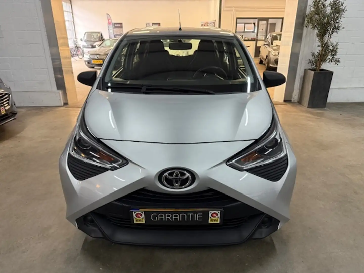 Toyota Aygo 1.0 VVT-i x-fun Grau - 2