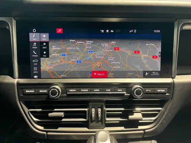 Porsche Macan view 3