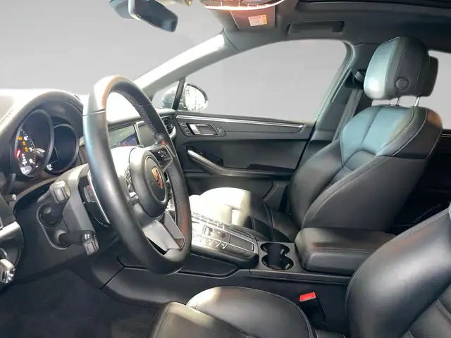 Porsche Macan view 4
