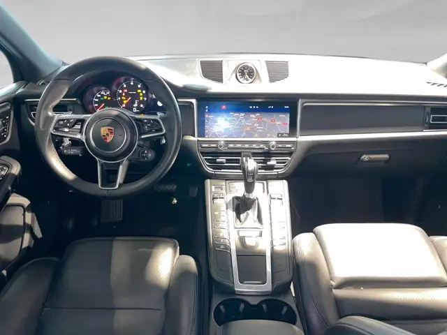 Porsche Macan view 5