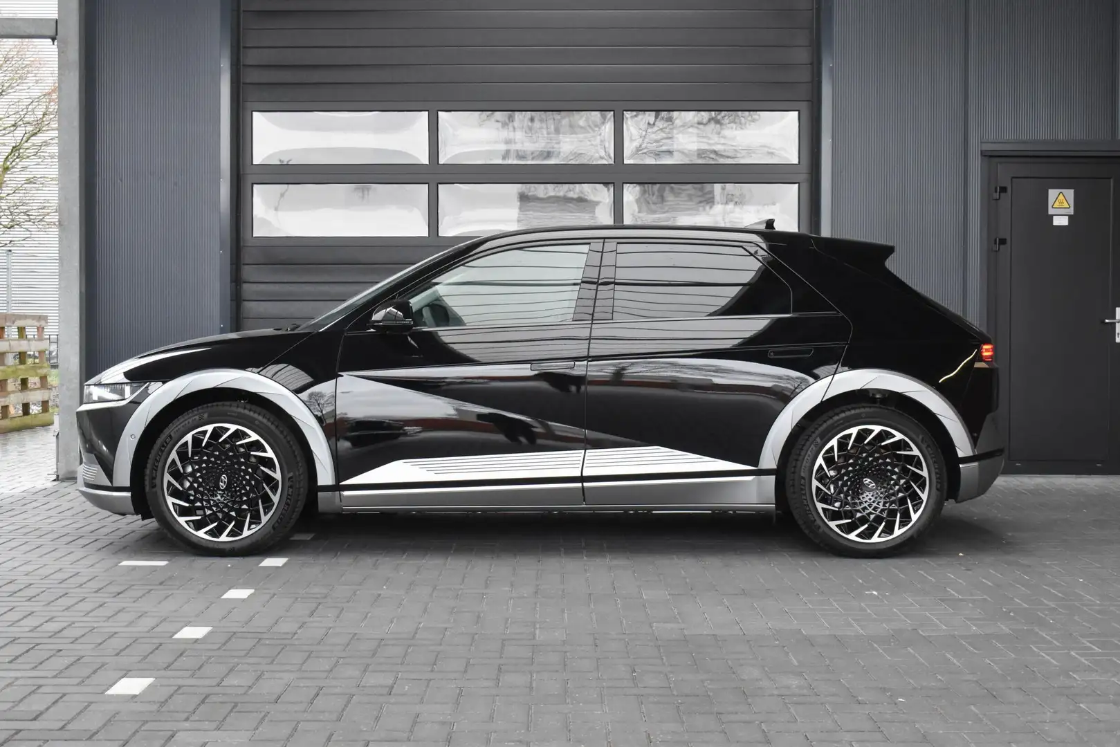 Hyundai IONIQ 5 Lounge 77.4 kWh Hyundai IONIQ 5 77 kWh Lounge Phan Zwart - 2