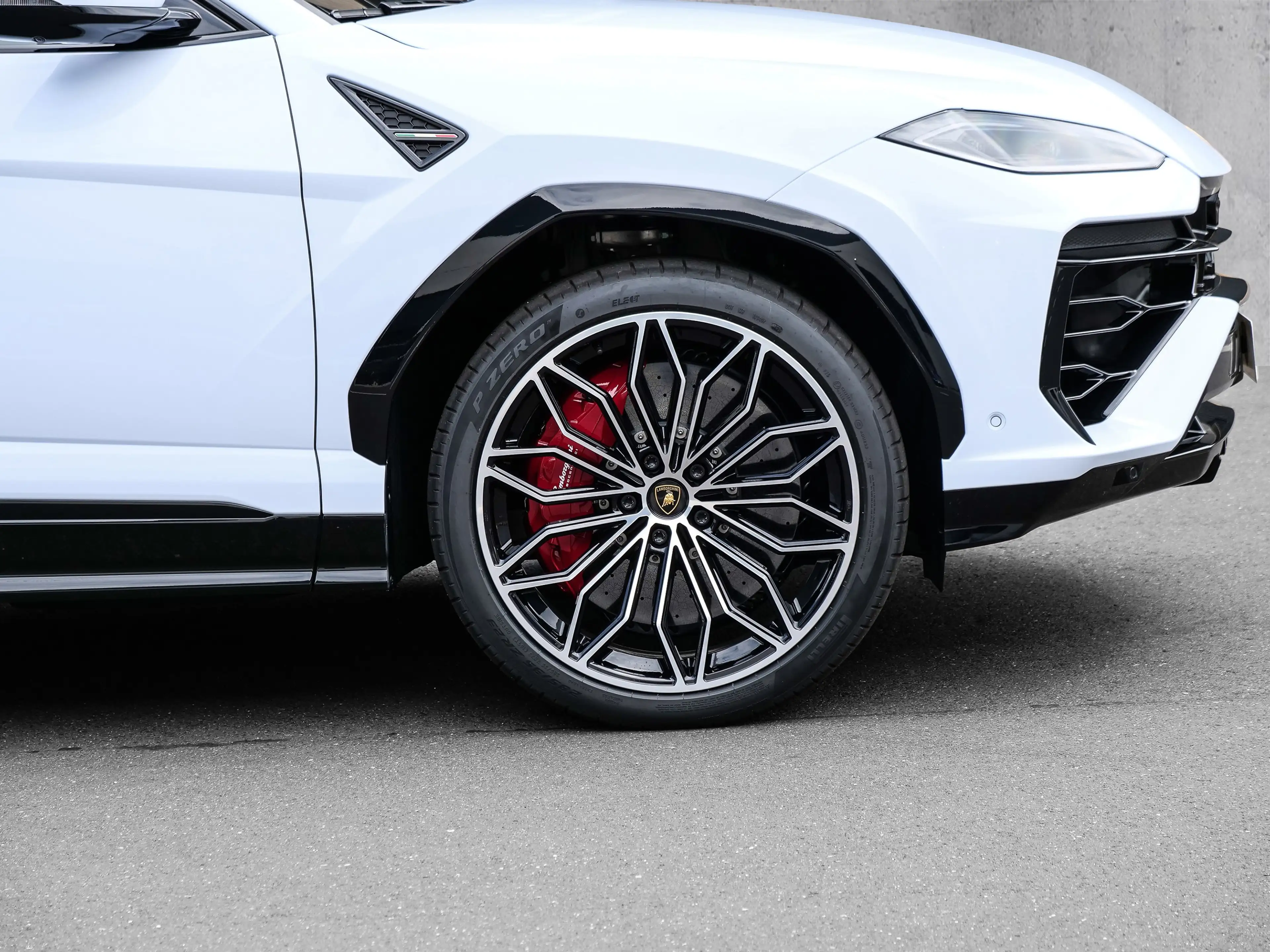 Lamborghini Urus SE Bianco Sapphirus, Panoramic Roof — photo 8